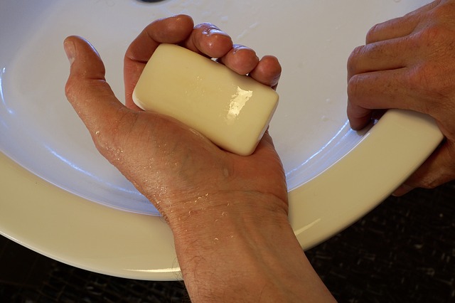 mýdlo v ruce