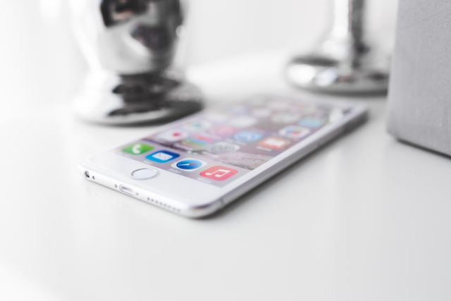bílý iPhone